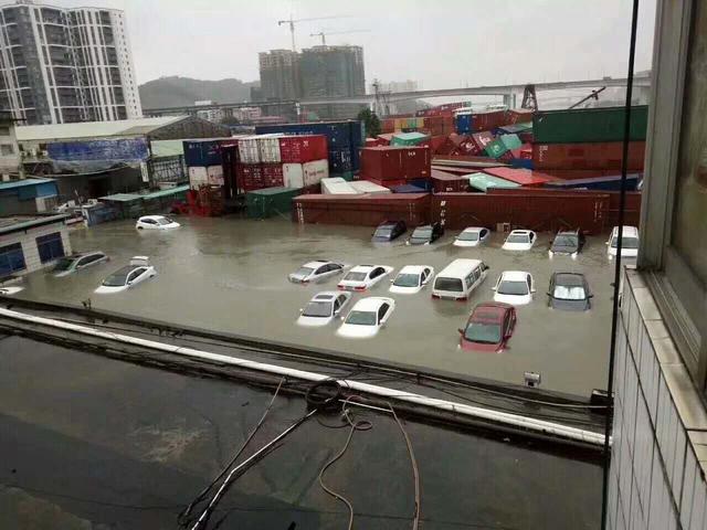 臺(tái)風(fēng)暴雨肆虐，不好好停車(chē)，你的車(chē)就要變咸魚(yú)了