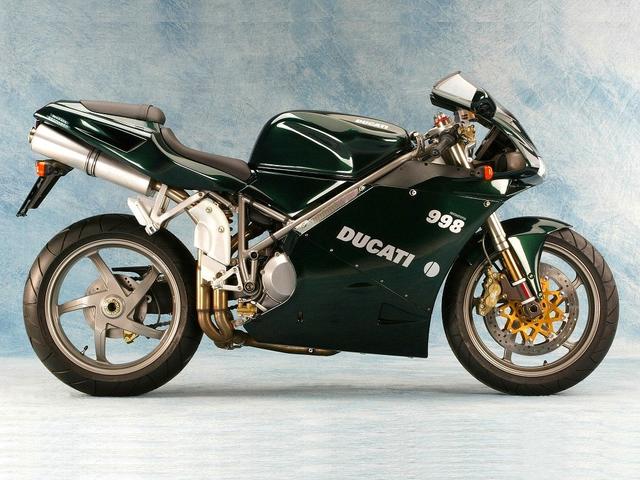 這車才兩個(gè)輪，寶馬740遇到也忌憚三分，超跑遇到也不敢轟油門