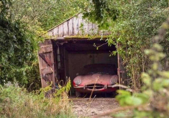 舊倉庫破爛車，去趟修理廠居然能賣130萬，原來引擎蓋下藏著寶