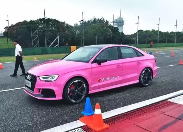 这台粉奥迪发动机才5缸 速度不输超跑 玩车的人都赞不