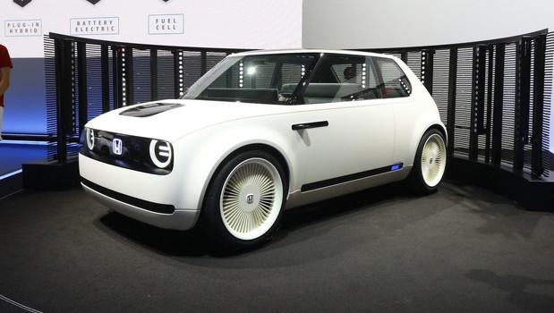 遠(yuǎn)看像80年代古董車(chē)，可顯示屏有1米長(zhǎng)，車(chē)頭車(chē)尾能顯示表情包