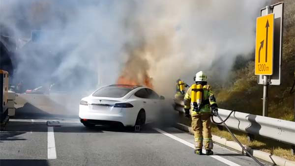 99%的人都不知道！電動車著火竟然用水滅！