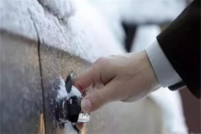 寒潮來襲，全國多地遭暴雪襲擊，大雪天氣，車被凍住了怎么辦？