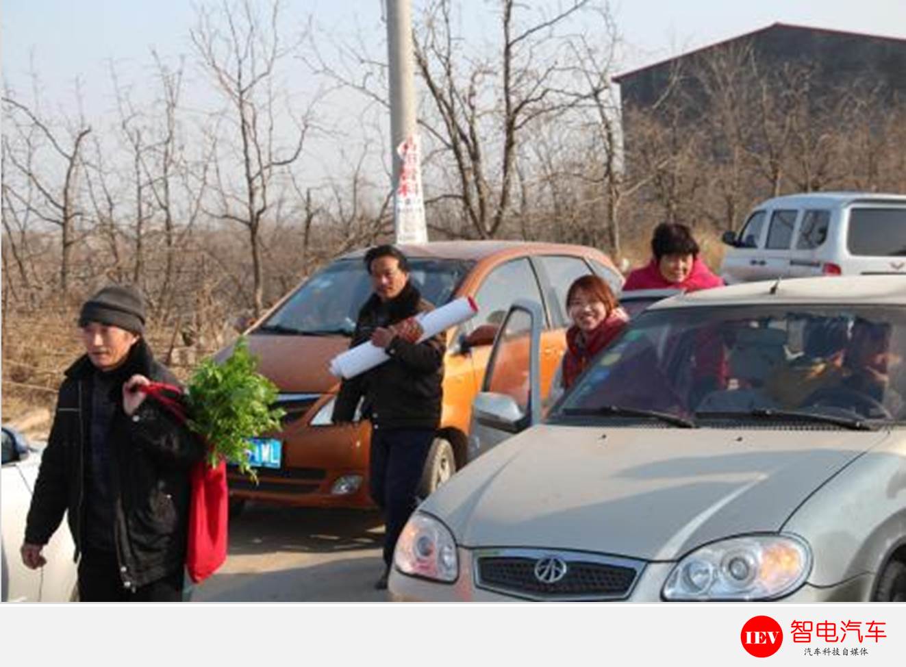 開奔馳和普通車回家過年，春節(jié)因攀比而變味？