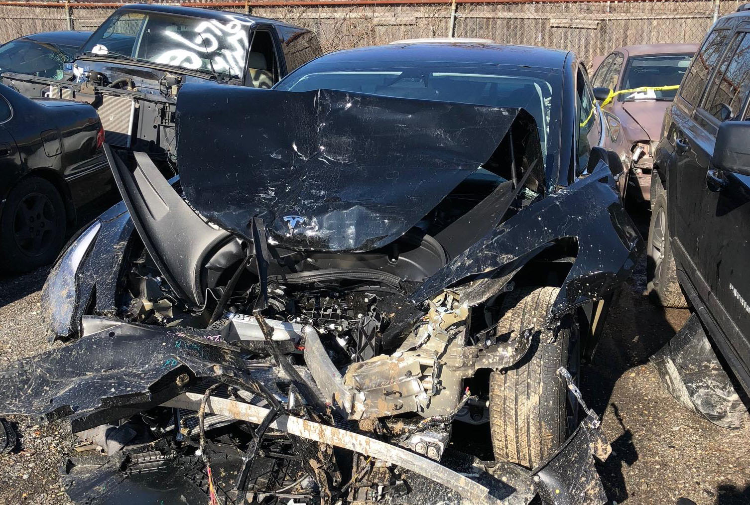 Model 3車禍暴露設(shè)計(jì)缺陷？馬斯克承諾通過(guò)軟件改進(jìn)