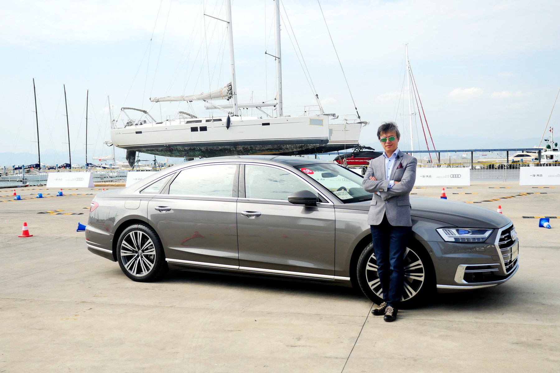 《夏東評(píng)車》試駕新一代奧迪A8 L：什么叫“科技經(jīng)典主義”？