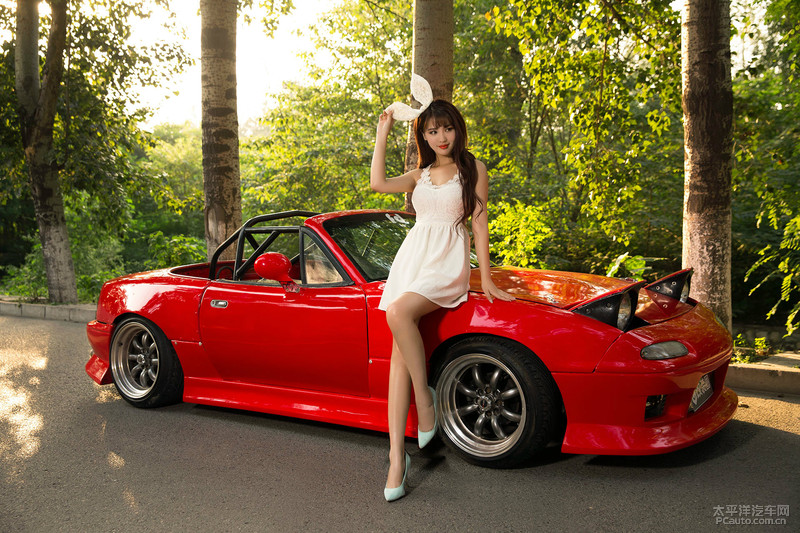 美女和MX-5一起卖萌都把的了脱衣服美女图片