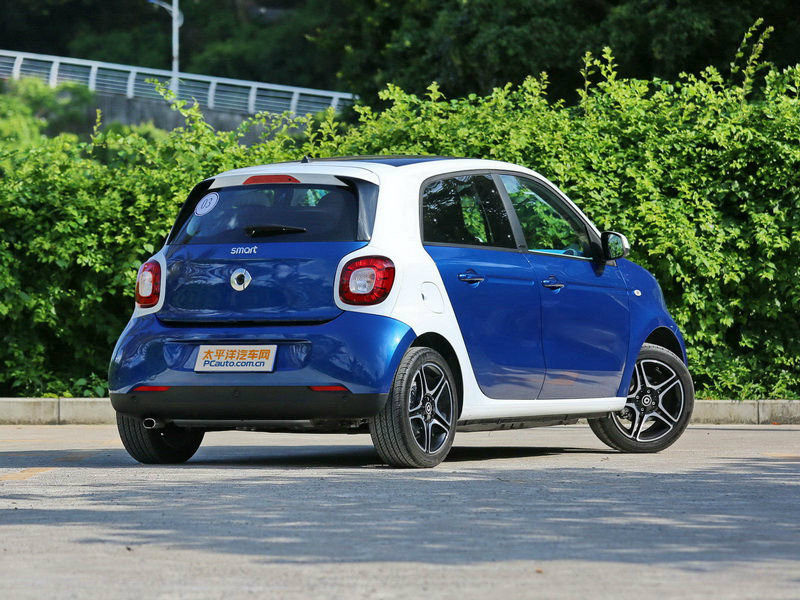 > 四座精致小车 smart forfour