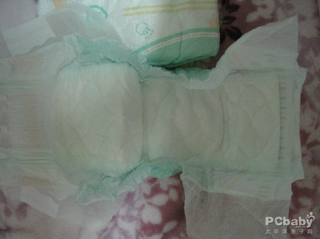 这包是宝宝用的最后一包m码的纸尿裤了,因为之前用的绿帮m码已经有点