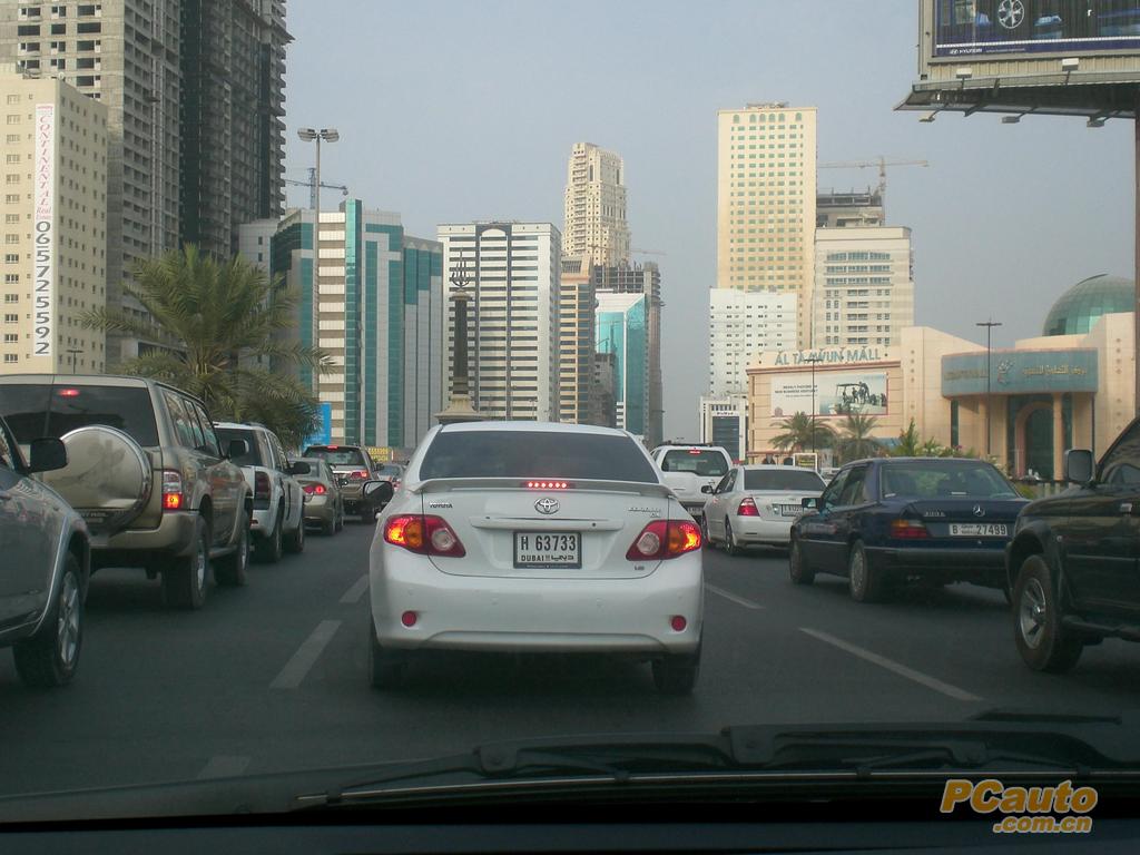 迪拜堵车街景,顺带照了几辆还行的车