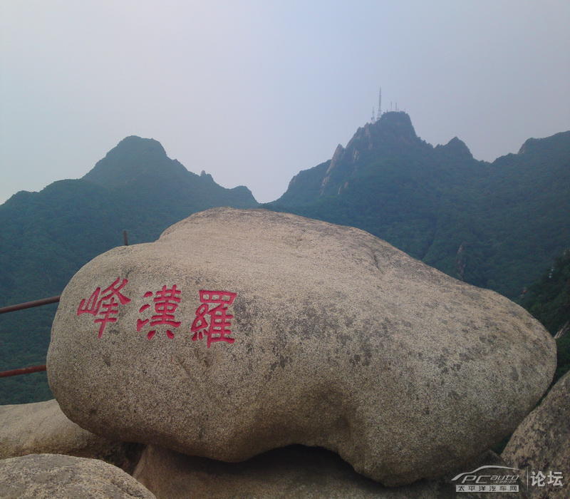 这就是罗汉峰了,刚才我们看到是瀑布的那个山峰