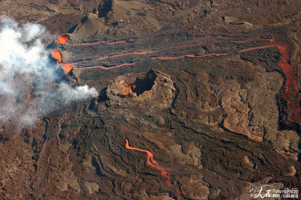富尔奈斯火山喷发,景象十分壮观
