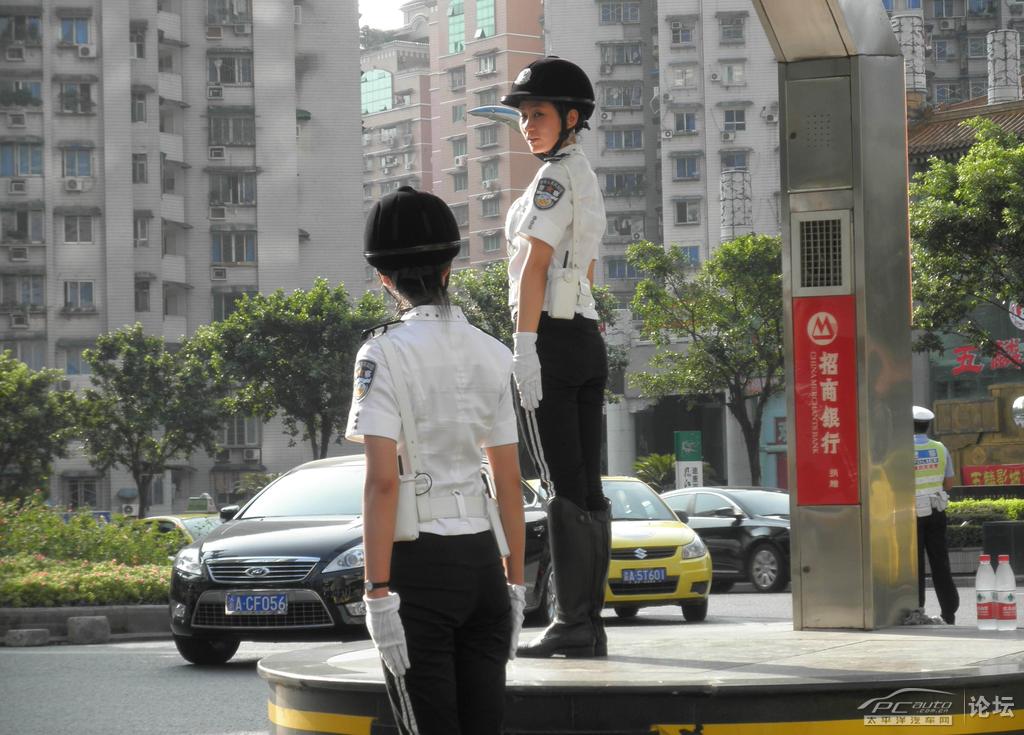 实拍重庆女子交巡警