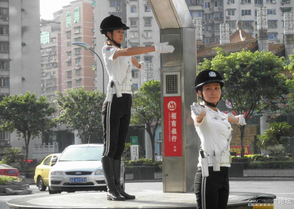 实拍重庆女子交巡警