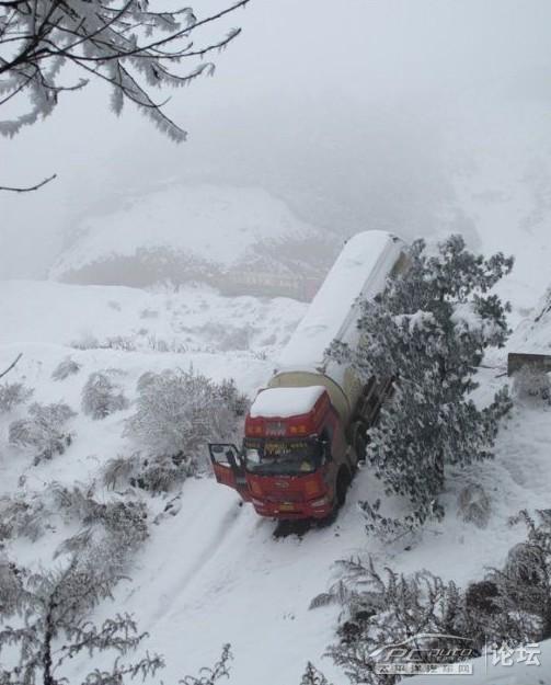 油罐车在雪山上最惊心动魄一幕_四川论坛_太平洋汽车