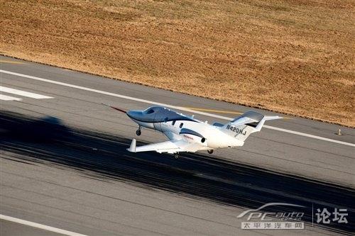 本田公司轻型商务机"hondajet"在美国北卡罗来纳州试飞成功.