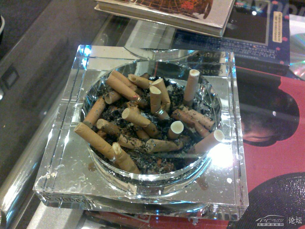 每天,打扫卫生的时候,我都要面对,这烟灰缸里的一堆烟头