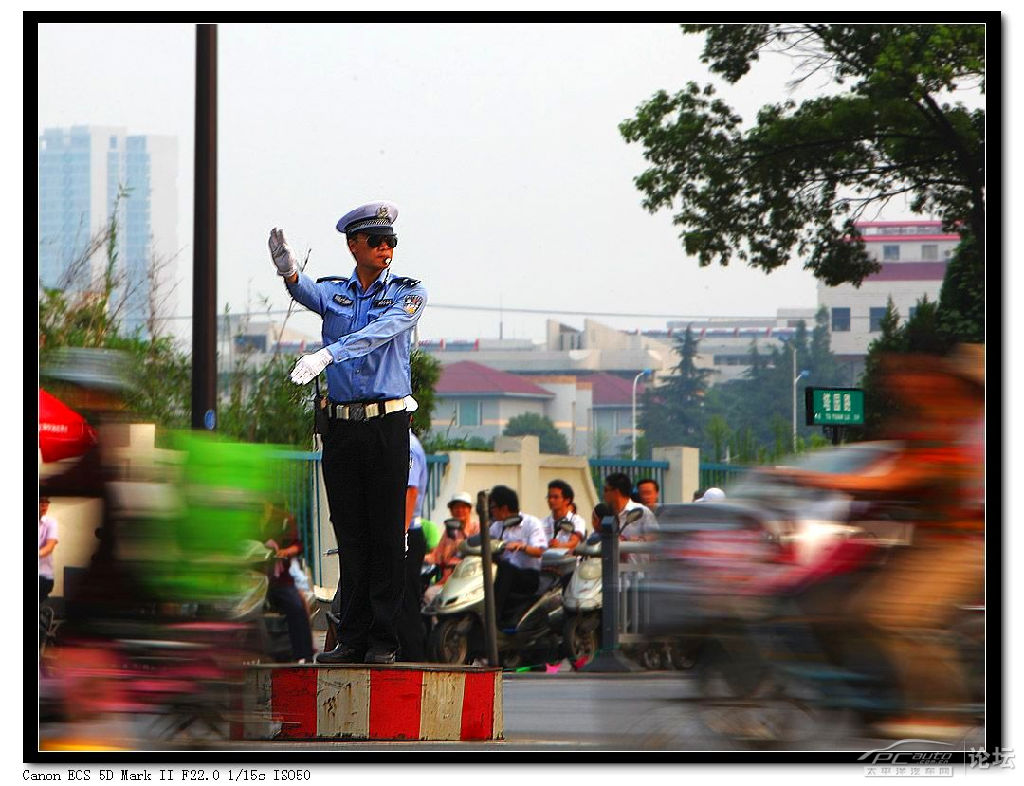 拍交警在烈日下辛苦工作的镜头(苏州)图片模式