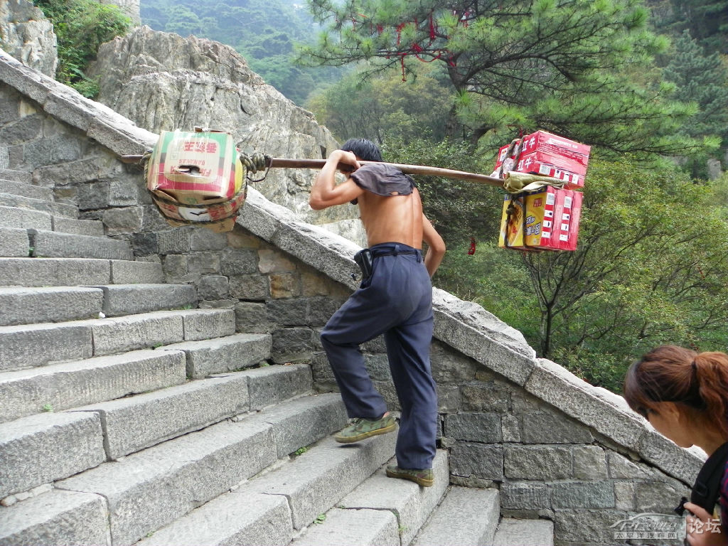 传说中的挑山工,为了家人,和游客,挑起重担.真爷们.