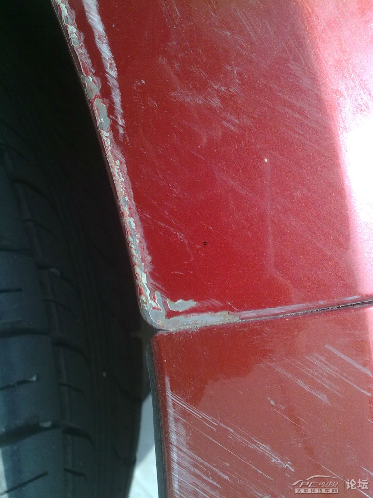 提汽车时没注意看车,过了几天发现车前盖破了米粒大的个洞,露底漆了