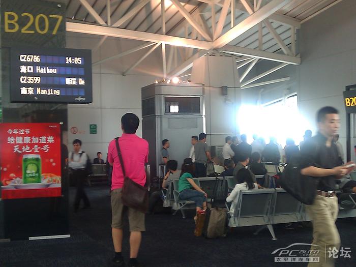 [手机直播]广州至南京航班延误,旅客大闹机场(