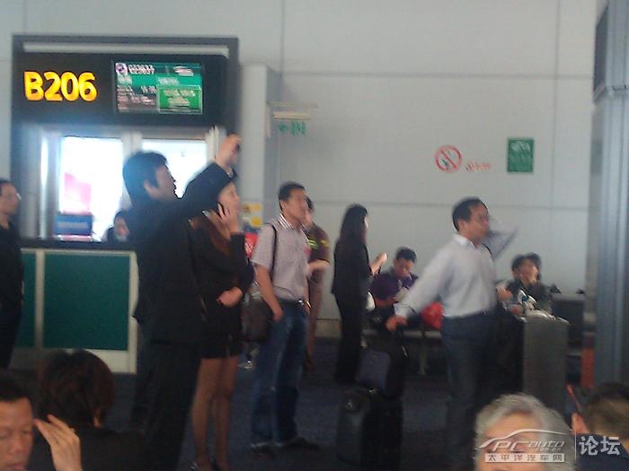 [手机直播]广州至南京航班延误,旅客大闹机场(