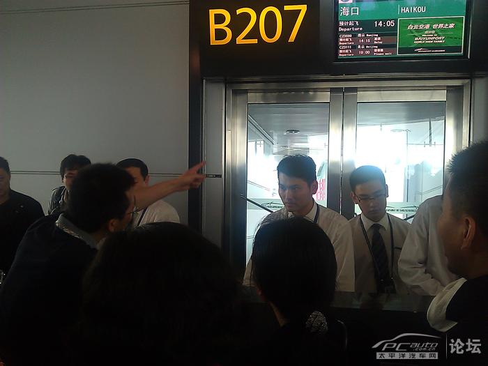 [手机直播]广州至南京航班延误,旅客大闹机场(