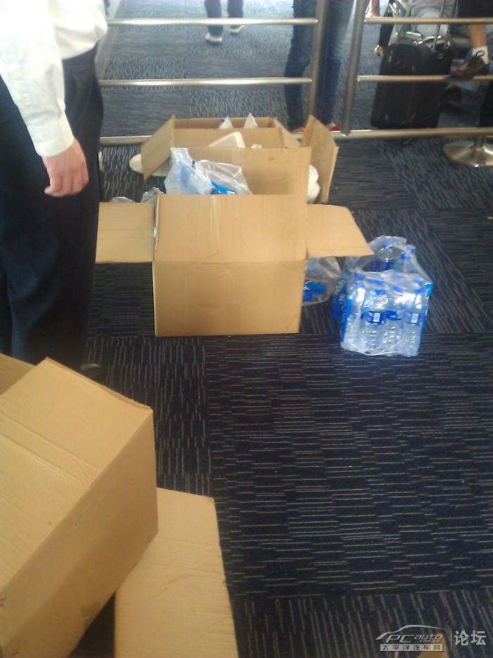 [手机直播]广州至南京航班延误,旅客大闹机场(