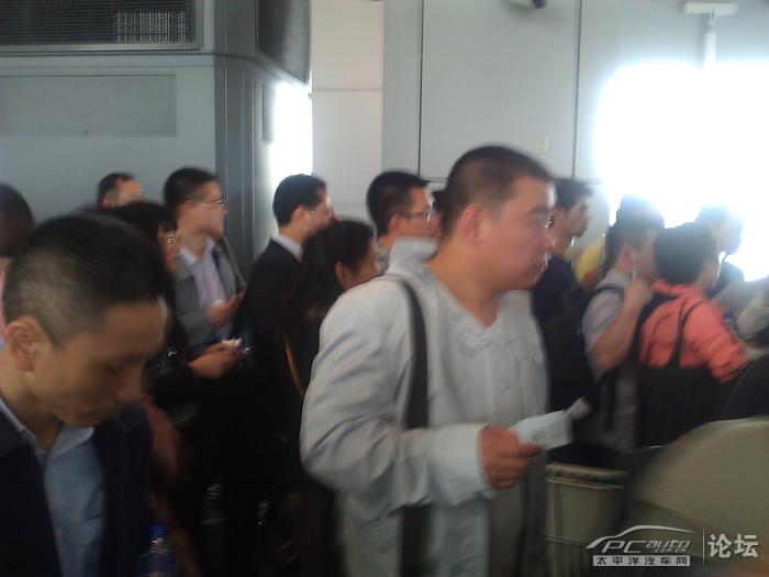 [手机直播]广州至南京航班延误,旅客大闹机场(