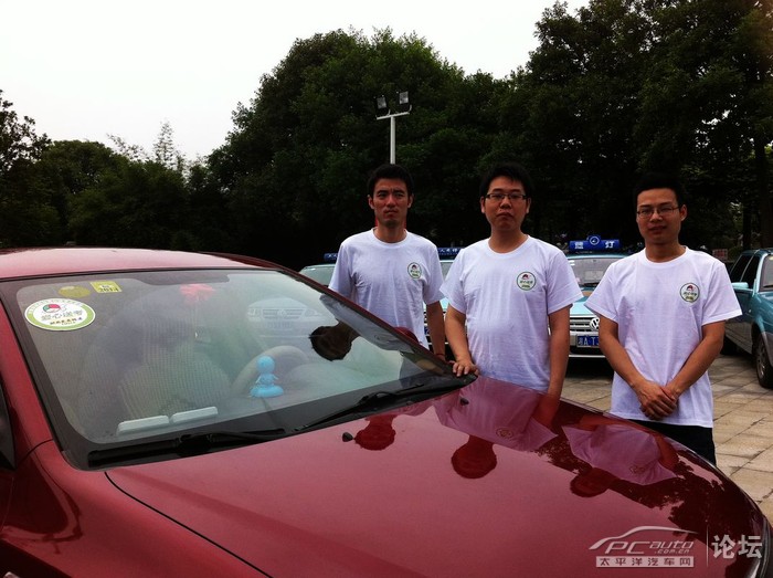 长沙现代车友会参加学习雷锋爱心送考