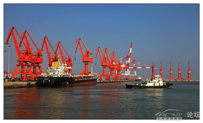 与红海滩相邻的盘锦港