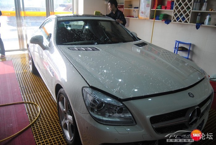 白色奔驰slk200首次作业镀膜预防变成小花脸高清图片