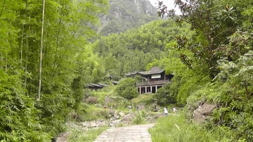下面就是小龙女所在的绝情谷真迹哦,位于雁荡山显胜门景区