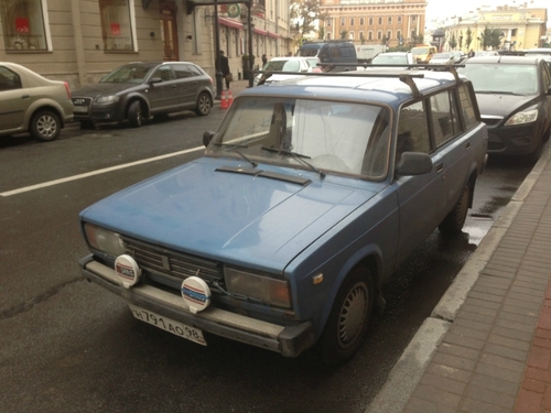 圣彼得堡街头的俄罗斯本土产老老老爷车_最汽