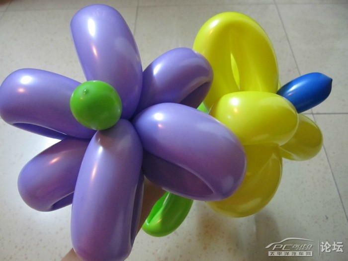 随心所欲地用手扭成各种气球小造型,如爱情鸟,小狗,刀箭,花朵,飞机
