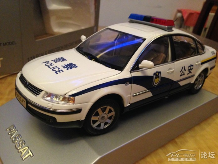 售原厂车模1:18帕萨特老款警车(已售)