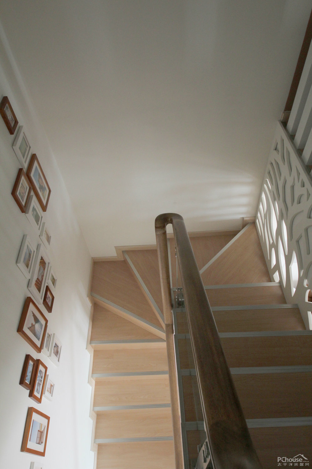 150平现代实用小复式楼梯照片墙装修效果图