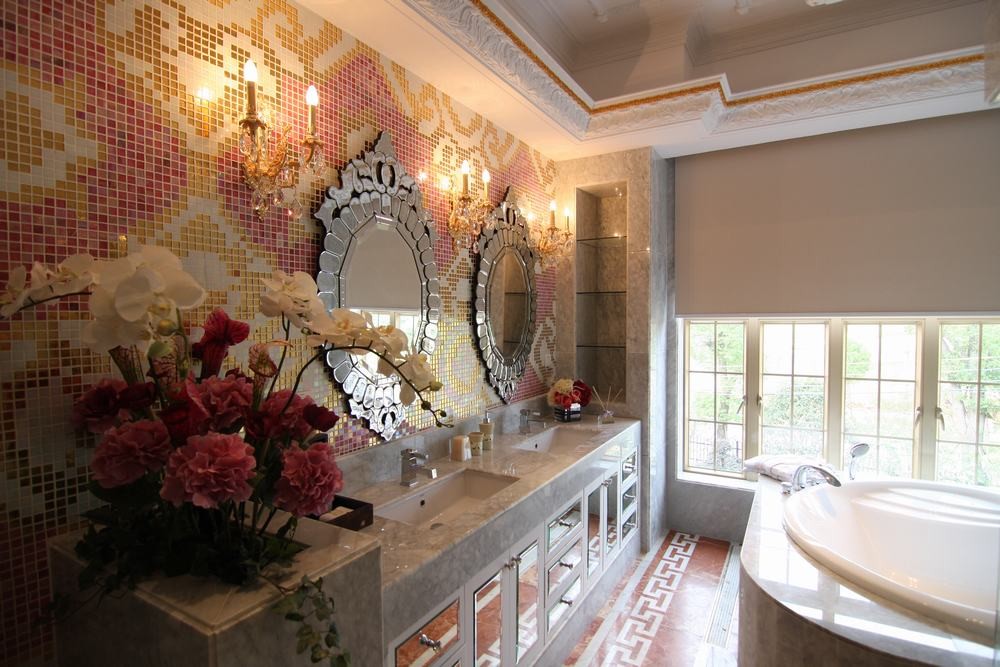 2310平法式古典别墅卫浴背景墙装修效果图