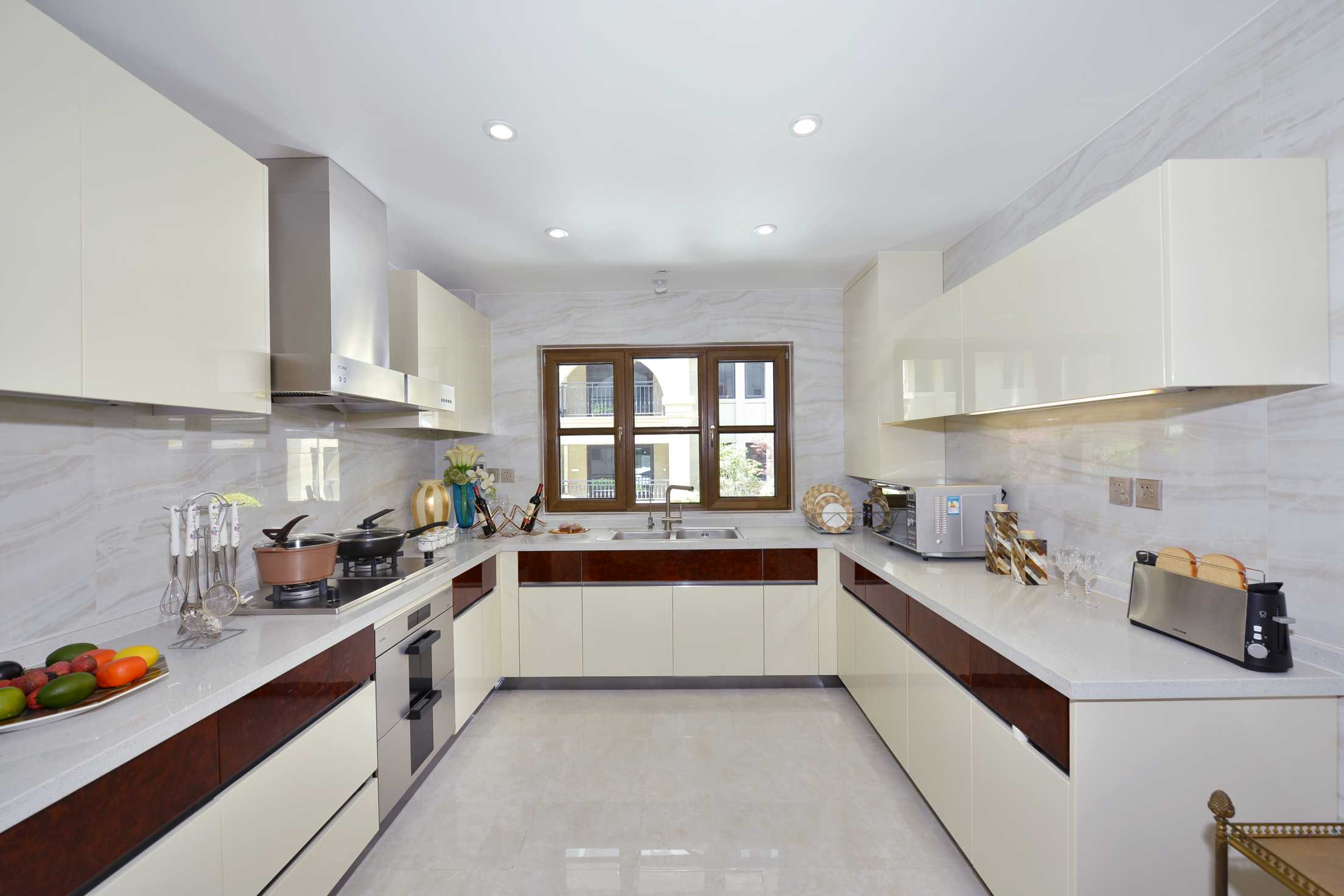 2013欧式风格开放式U型5平米小面积家居白色橱柜厨房吊顶装修效果图 – 设计本装修效果图