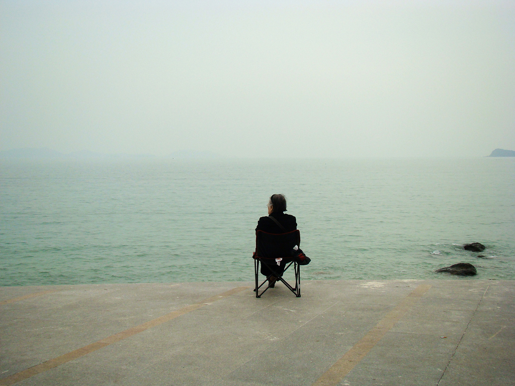 深圳杨梅坑海边一位老人在看海