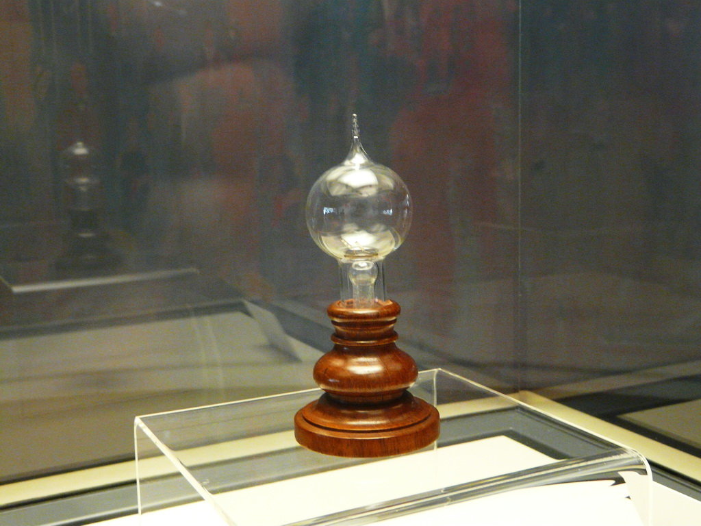 5.爱迪生发明的电灯(1879年)(中间碳丝已坏)