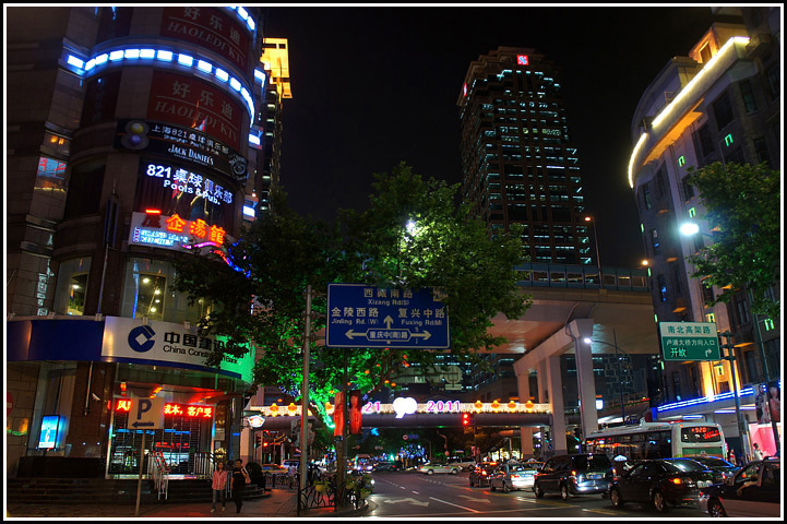 上海城市的夜晚街景