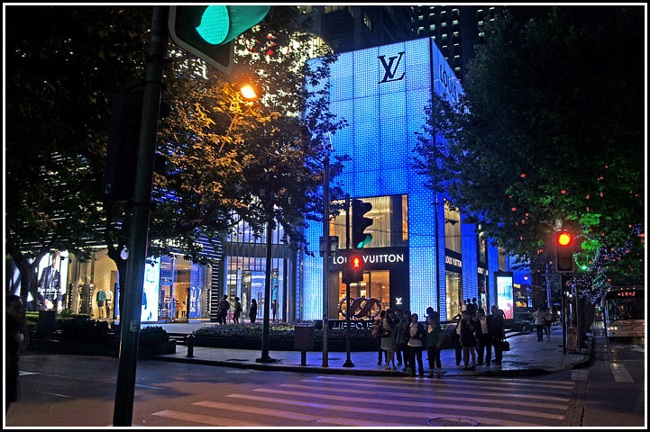 上海城市的夜晚街景