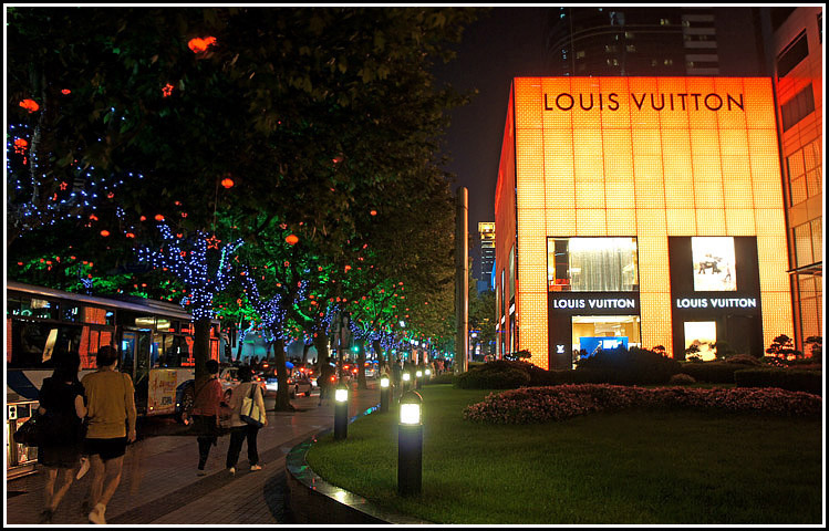 上海城市的夜晚街景