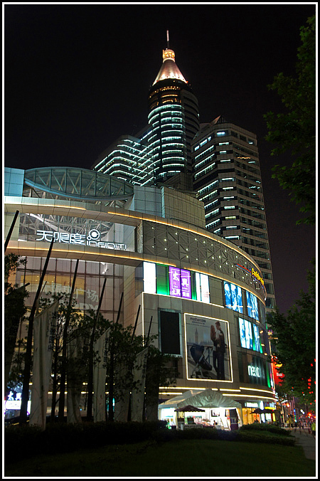 上海城市的夜晚街景