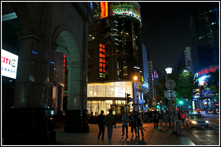 上海城市的夜晚街景