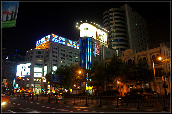 上海城市的夜晚街景