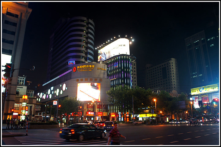 上海城市的夜晚街景