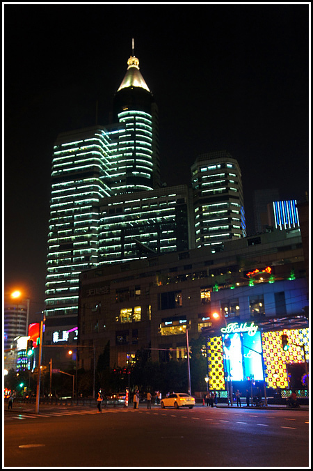 上海城市的夜晚街景