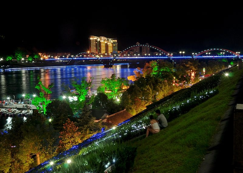 建德市新安江边的夜景